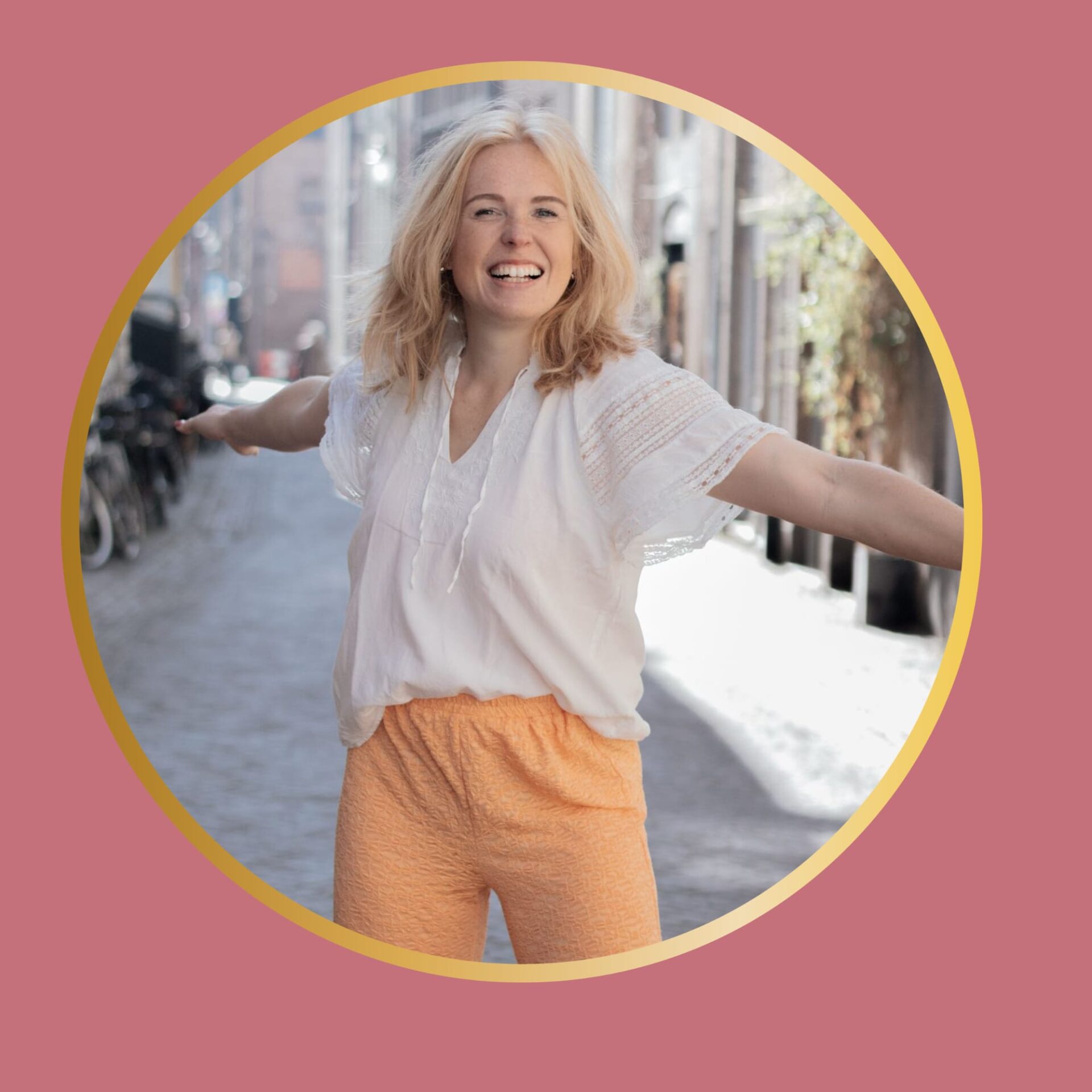 roze achtergrond Profielfoto Evelien Vaags